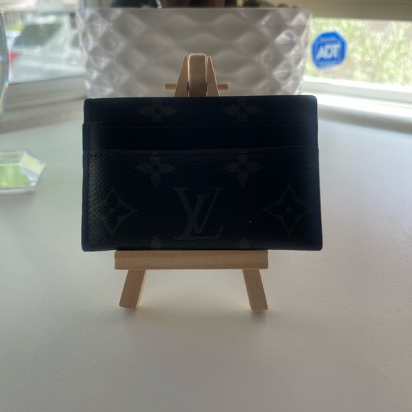 Selling a Louise Vuitton card holder item is in good shape. Will come with box - Picture 2 of 10